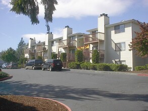 AMBER GLEN APARTMENTS in Everett, WA - Building Photo - Building Photo