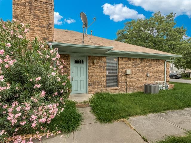 4037 Evergreen St in Irving, TX - Building Photo