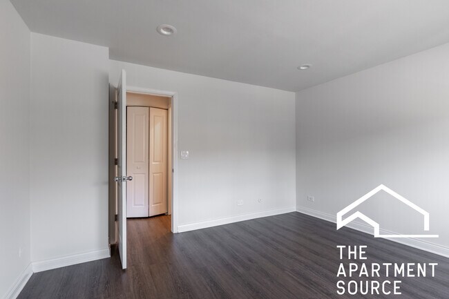 6970 N Sheridan Rd, Unit 421 in Chicago, IL - Building Photo - Building Photo
