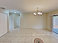 565 W 79th Pl in Hialeah, FL - Foto de edificio - Building Photo