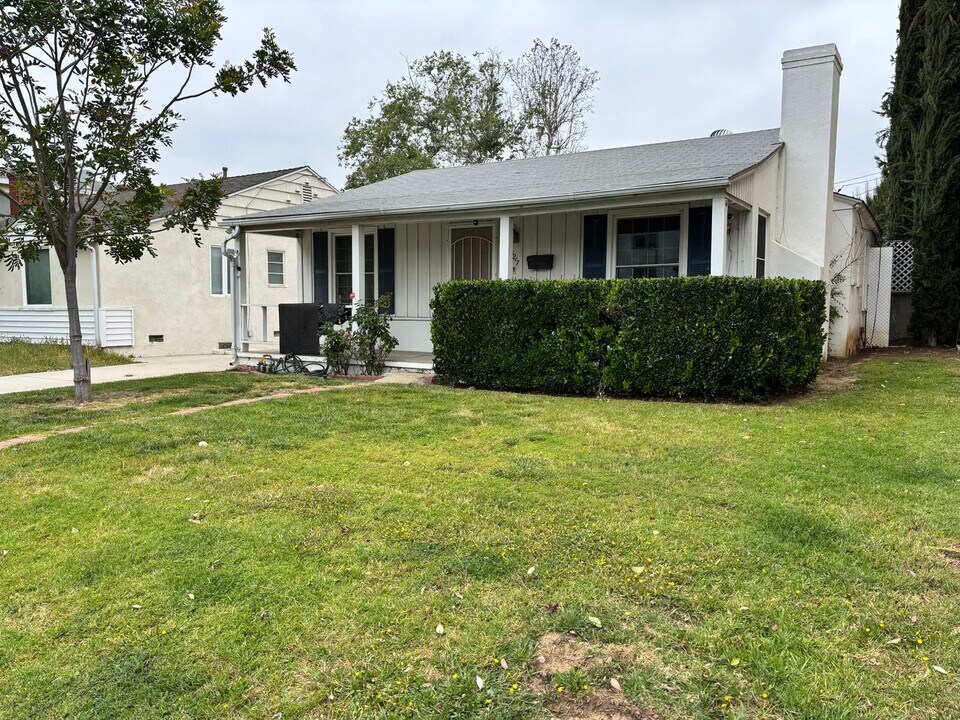 14217 Riverside Dr in Los Angeles, CA - Building Photo