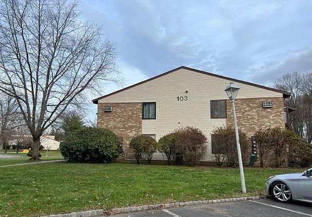103 Amberly Dr, Unit G in Englishtown, NJ - Foto de edificio - Building Photo
