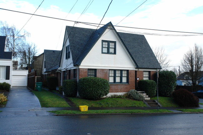 2703 NW Raleigh St in Portland, OR - Building Photo - Building Photo