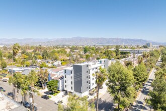 11829 Chandler Blvd in North Hollywood, CA - Foto de edificio - Building Photo