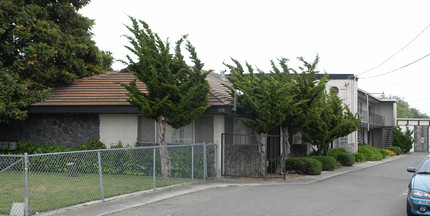 323 Smalley Ave in Hayward, CA - Building Photo - Building Photo