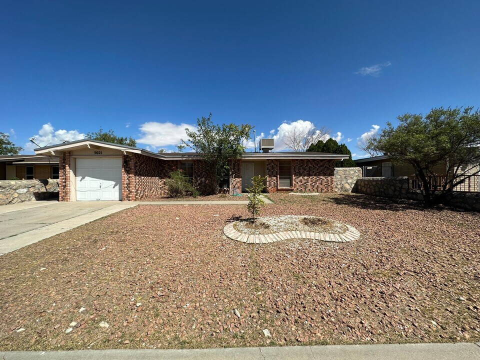 5021 Dearborne Dr in El Paso, TX - Building Photo