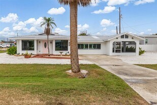 1950 Nebraska Ave in Englewood, FL - Building Photo