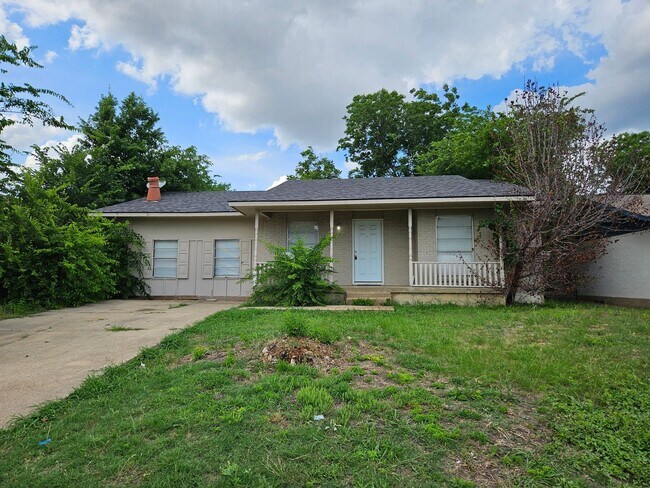 property at 1621 E Park Blvd