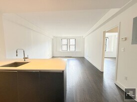 Large king size 1 bed 1 bath with washer a in New York, NY - Building Photo