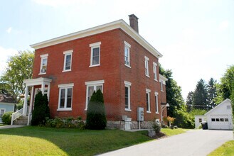 208 Grand Ave, Unit 1 in Saratoga Springs, NY - Building Photo - Building Photo