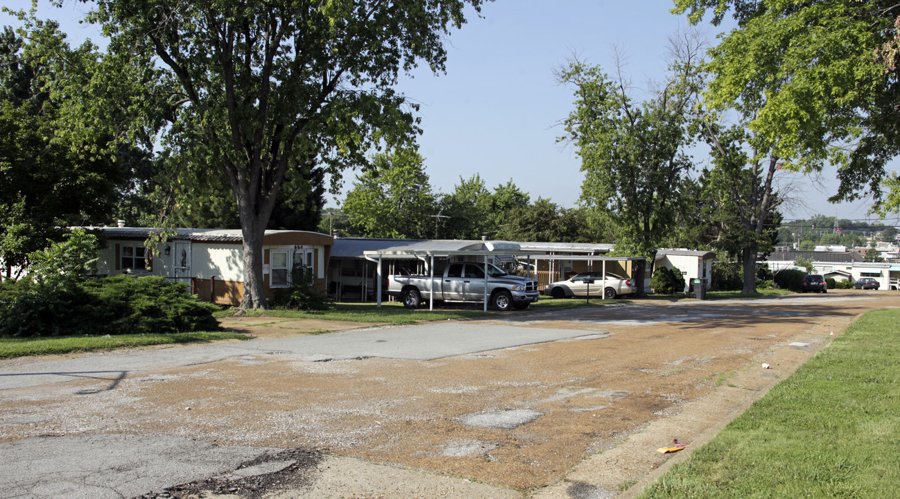 The Coach Mobile Home Park in Arnold, MO - Foto de edificio