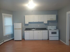 102 1st Ave in Woonsocket, RI - Building Photo - Building Photo
