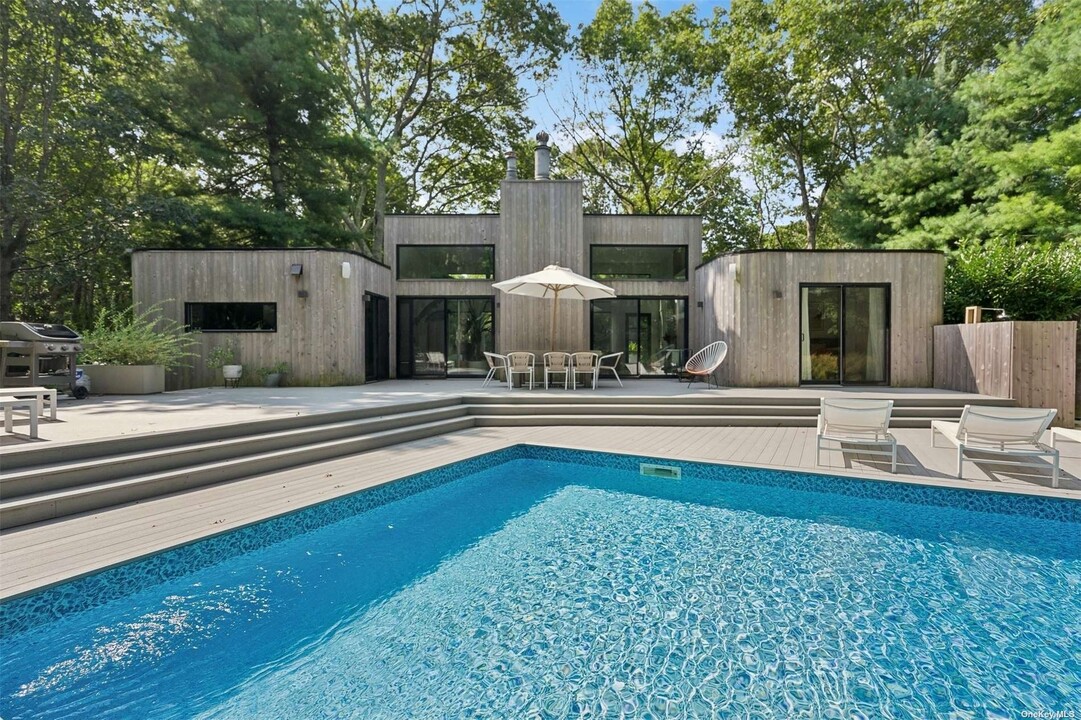 36 Cedar Ridge Driv Dr in East Hampton, NY - Building Photo