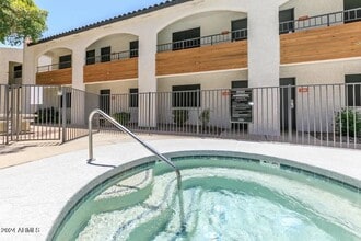 2645 E Cactus Rd, Unit 1 in Phoenix, AZ - Building Photo - Building Photo