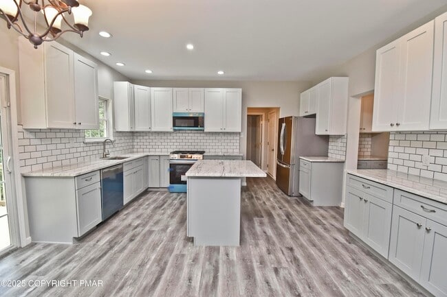 557 Marco Way in East Stroudsburg, PA - Foto de edificio - Building Photo