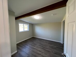 1153 W Hendrickson Rd, Unit B in Sequim, WA - Building Photo - Building Photo