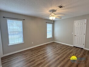 8471 Barrancas St in Navarre, FL - Building Photo - Building Photo