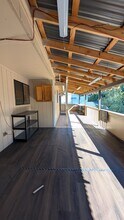 6144 SE Sherman St in Portland, OR - Foto de edificio - Building Photo