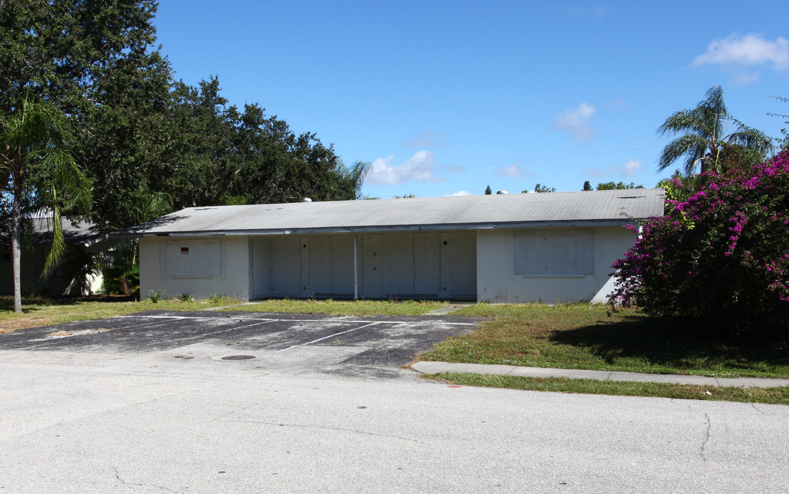 4801-4829 Tarpon Ct in Cape Coral, FL - Building Photo