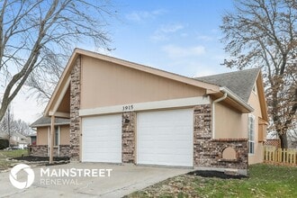 3915 SW Regatta Dr in Lee's Summit, MO - Foto de edificio - Building Photo