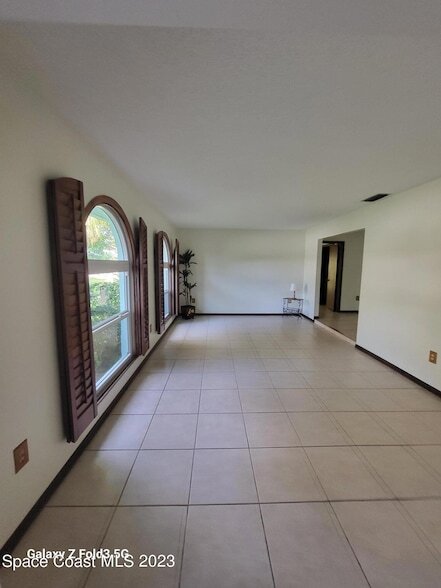 8 Colonial Way in Indian Harbour Beach, FL - Building Photo - Building Photo