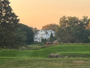 74 Old Post Ln in Mamaroneck, NY - Building Photo - Building Photo