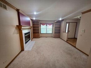 2286 Brookside Ln in Aurora, IL - Building Photo - Building Photo