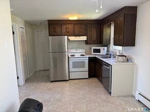 201 Regan Rd in Vernon, CT - Building Photo - Building Photo