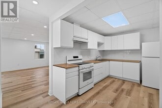 103 Thomas St in Oakville, ON - Building Photo - Building Photo