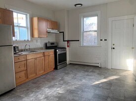 32 E Cottage St, Unit 2 in Dorchester, MA - Building Photo