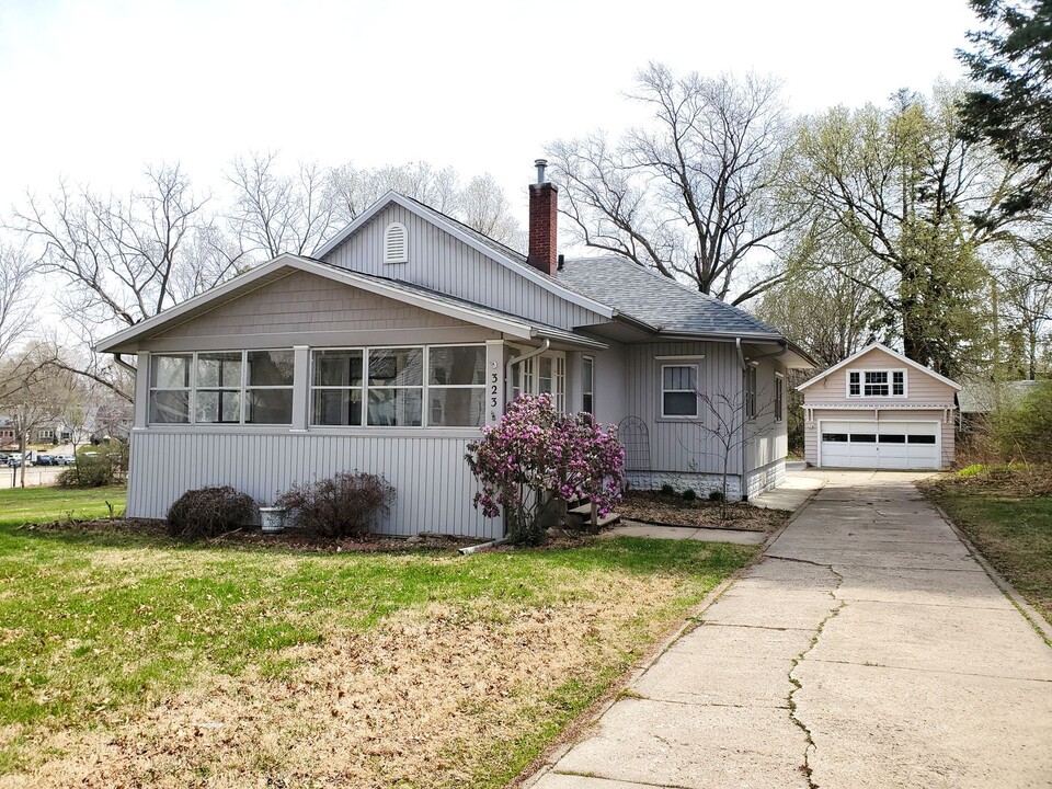 323 Sunset Rd in Waterloo, IA - Foto de edificio
