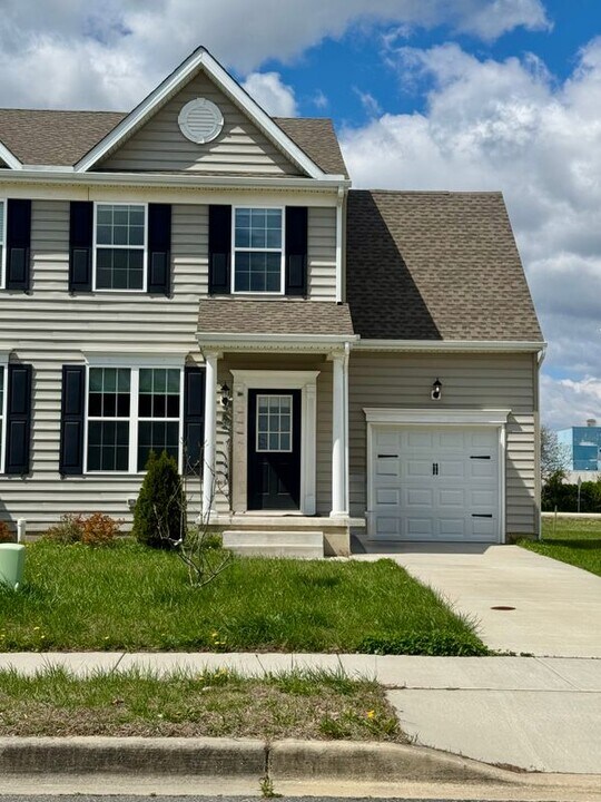 802 Ruth Way in Dover, DE - Building Photo