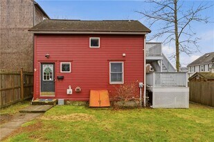 9 Bacheller St in Newport, RI - Building Photo