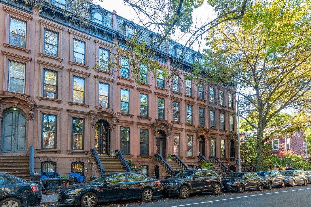 166 Lafayette Ave in Brooklyn, NY - Foto de edificio