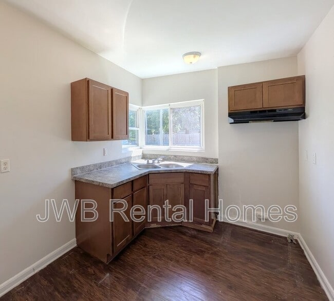 2710 Rogero Rd in Jacksonville, FL - Building Photo - Building Photo