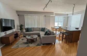 77 N Quentin Rd in Palatine, IL - Building Photo - Building Photo