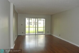 1075 Riverside Dr in Coral Springs, FL - Foto de edificio - Building Photo