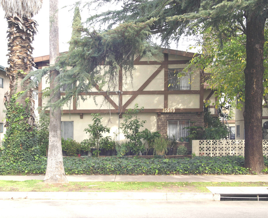 15909 Sherman Way in Van Nuys, CA - Building Photo