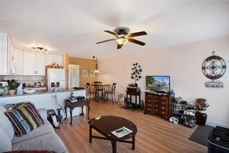 1000 SW 11th Ave in Hallandale Beach, FL - Foto de edificio - Building Photo