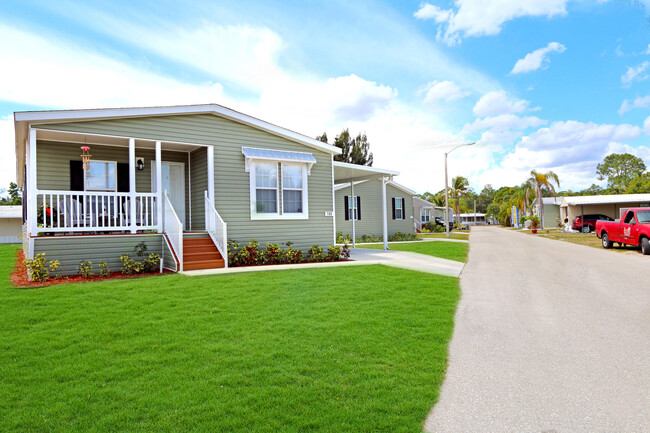 Island Vista Estates in North Fort Myers, FL - Foto de edificio - Building Photo