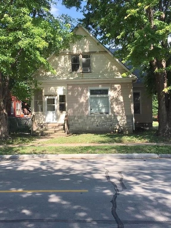 property at 717 S 8th St