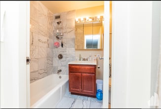 222 E Pearson St, Unit 1105 in Chicago, IL - Foto de edificio - Building Photo