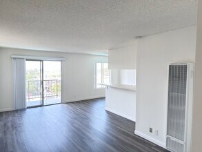 Vanderbilt West in Redondo Beach, CA - Foto de edificio - Building Photo