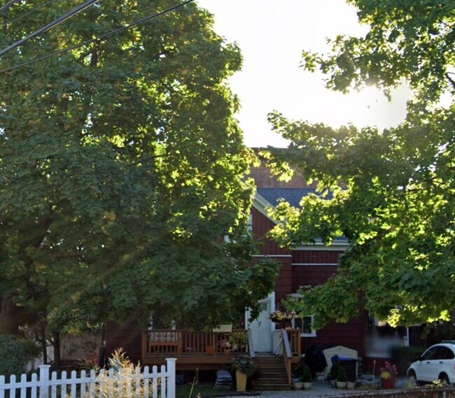 8 Adella Pl, Unit 2