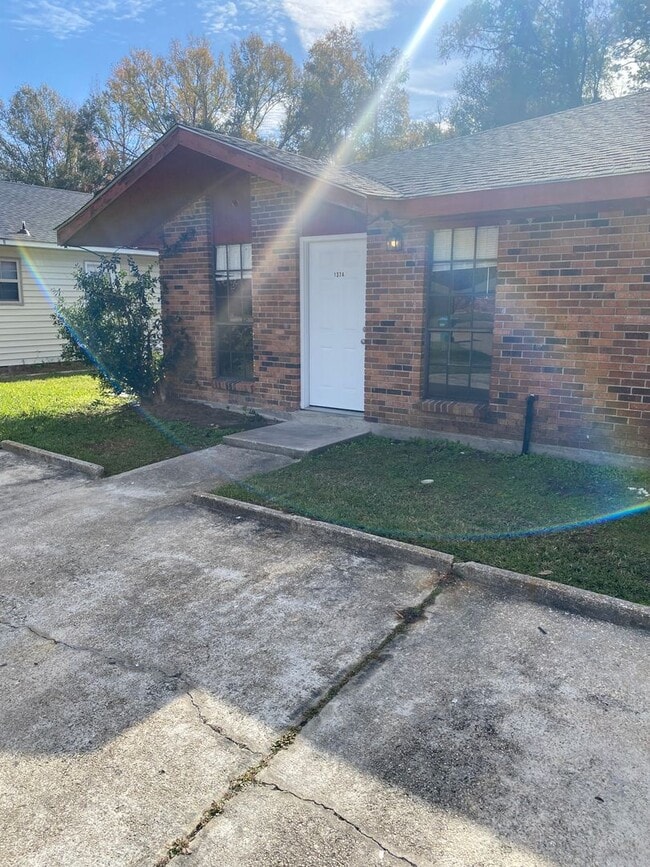 137 Clinton Ct in Hammond, LA - Foto de edificio - Building Photo