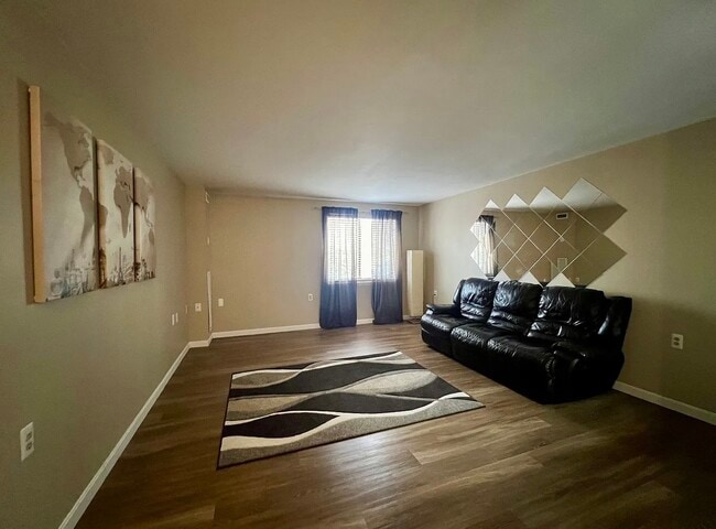 30 Daniels St, Unit 108 in Malden, MA - Foto de edificio - Building Photo