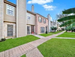 9901 Sharpcrest St in Houston, TX - Building Photo - Building Photo
