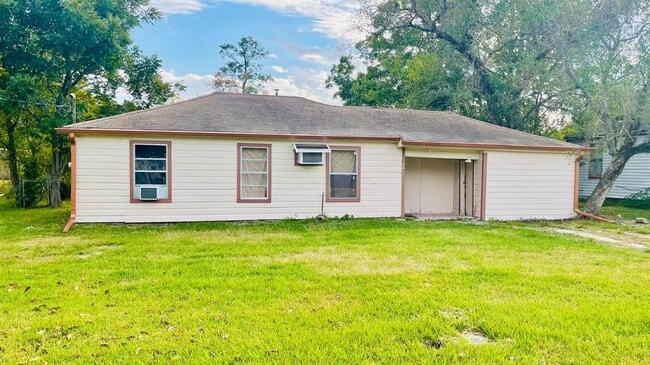 1745 Rivercrest St in Beaumont, TX - Building Photo - Building Photo