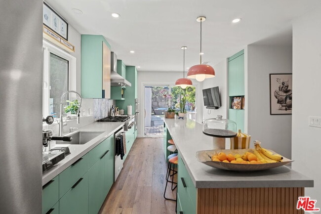 11038 Blix St in Los Angeles, CA - Building Photo - Building Photo