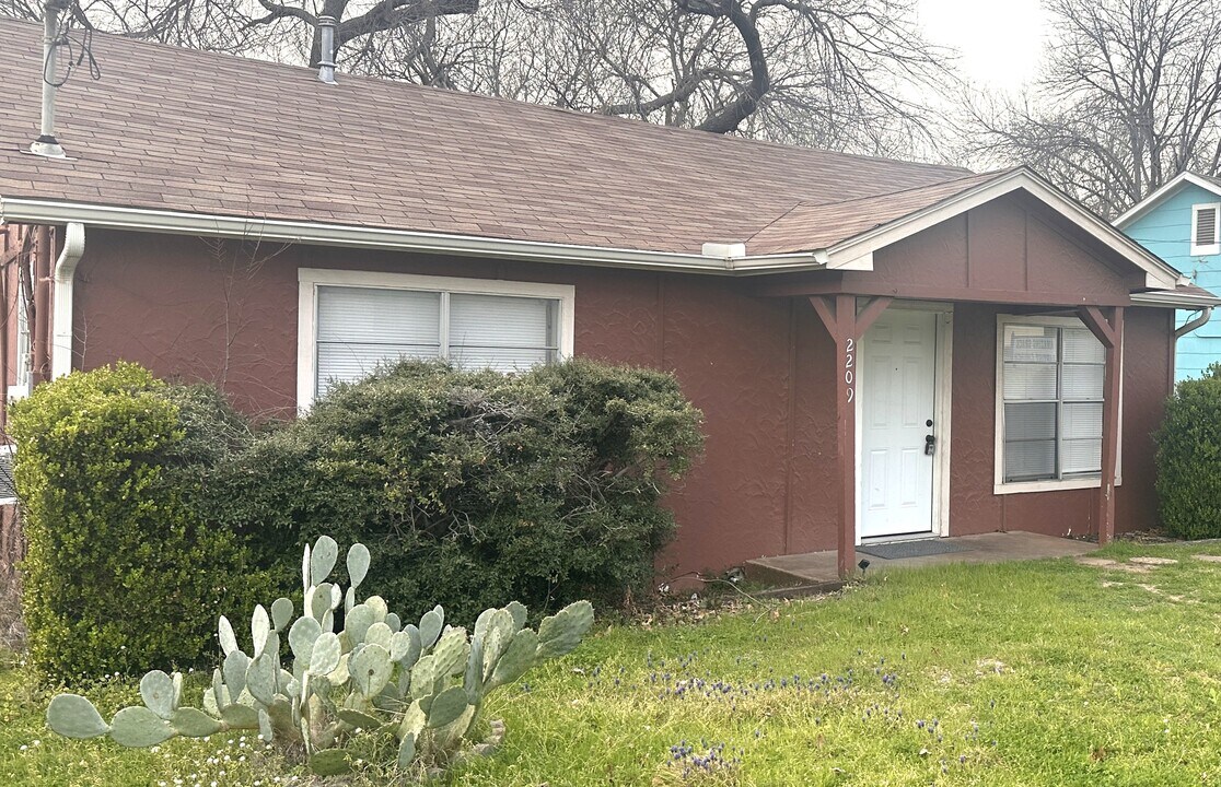2209 Bolivar St in Denton, TX - Building Photo